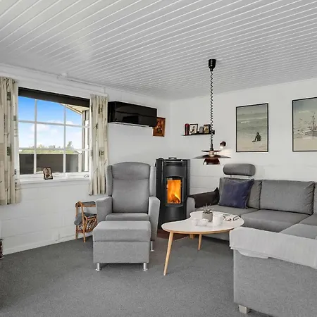 Nyaraló In With 3 Bedrooms And Wifi